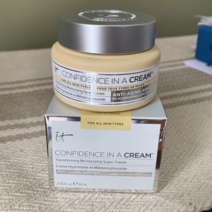 IT COSMETICS confidence in a cream.NEW!!